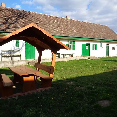 Guest house Erdosmecskei Svab Vendeghazak Es Jurtaszallas 3*